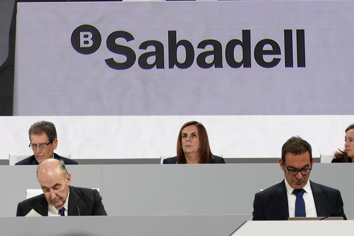 Primera junta de accionistas del Sabadell tras el regreso a Catalunya