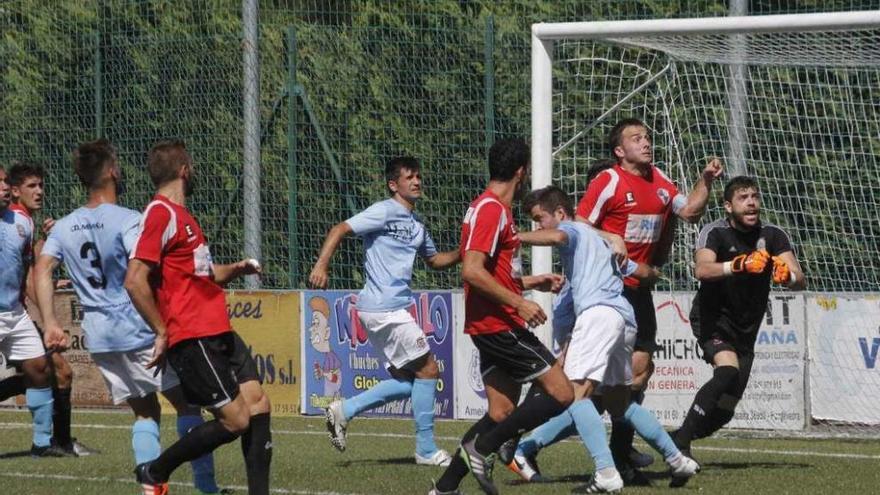 Varios jugadores del CD Moaña durante el primer partido de liga con el Portonovo. // Santos Álvarez.