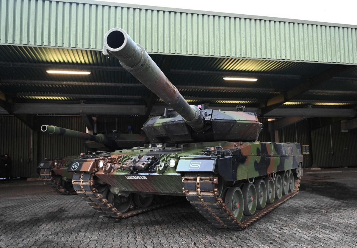 El ministro de Defensa alemán, Boris Pistorius en unas maniobras militares para conocer el tanque Leopard 2