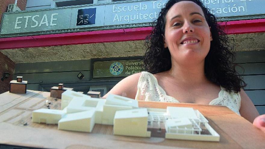 Virginia Ruiz, con su maqueta del centro de investigación.