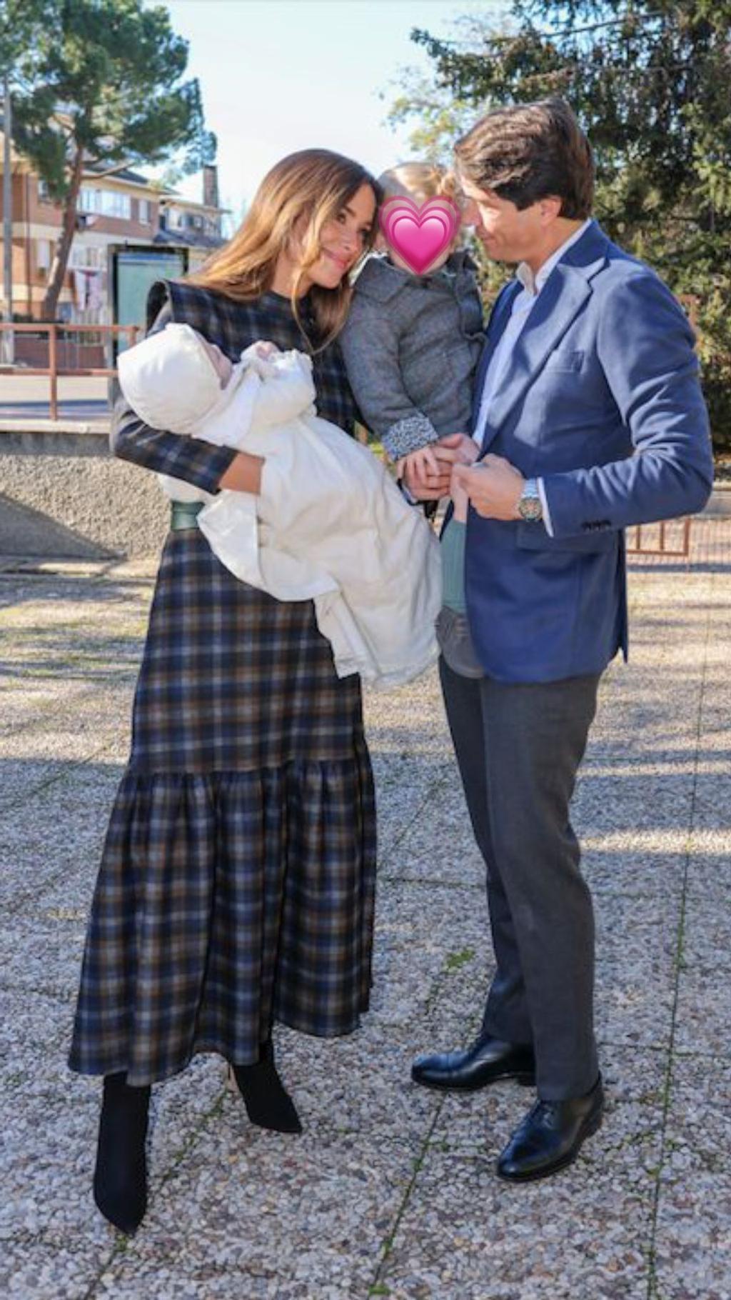 María Pombo con vestido de IQ COLLECTION en el bautizo de Vega