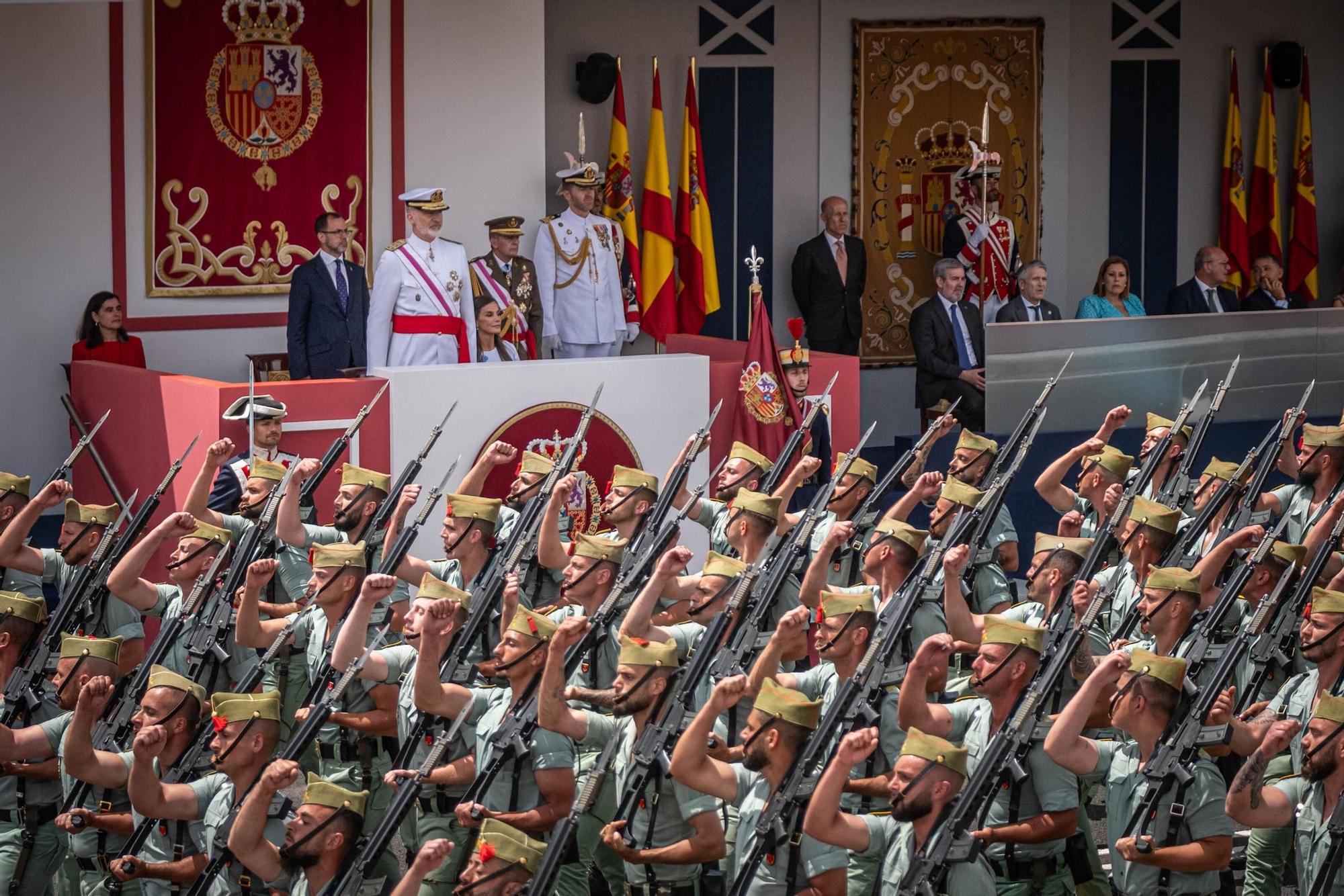 Las mejores imágenes del desfile militar de las Fuerzas Armadas en Tenerife con la presencia de Sus Majestades los Reyes