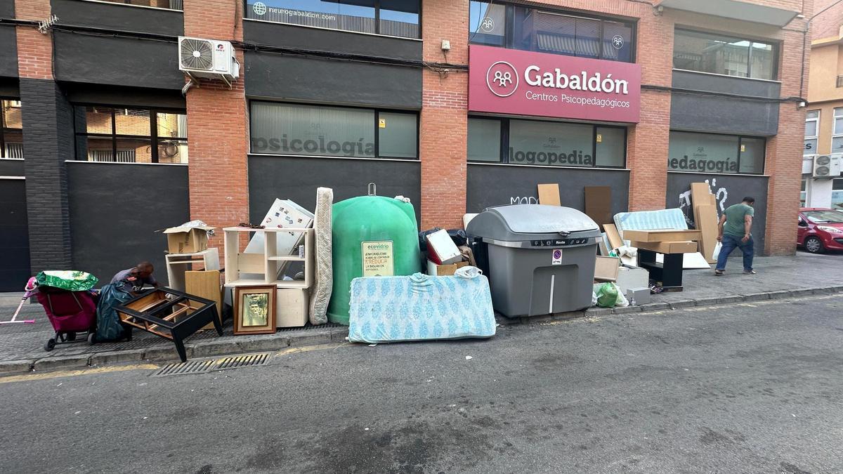Restos de basura y enseres en torno a dos contenedores del barrio de Altozano.