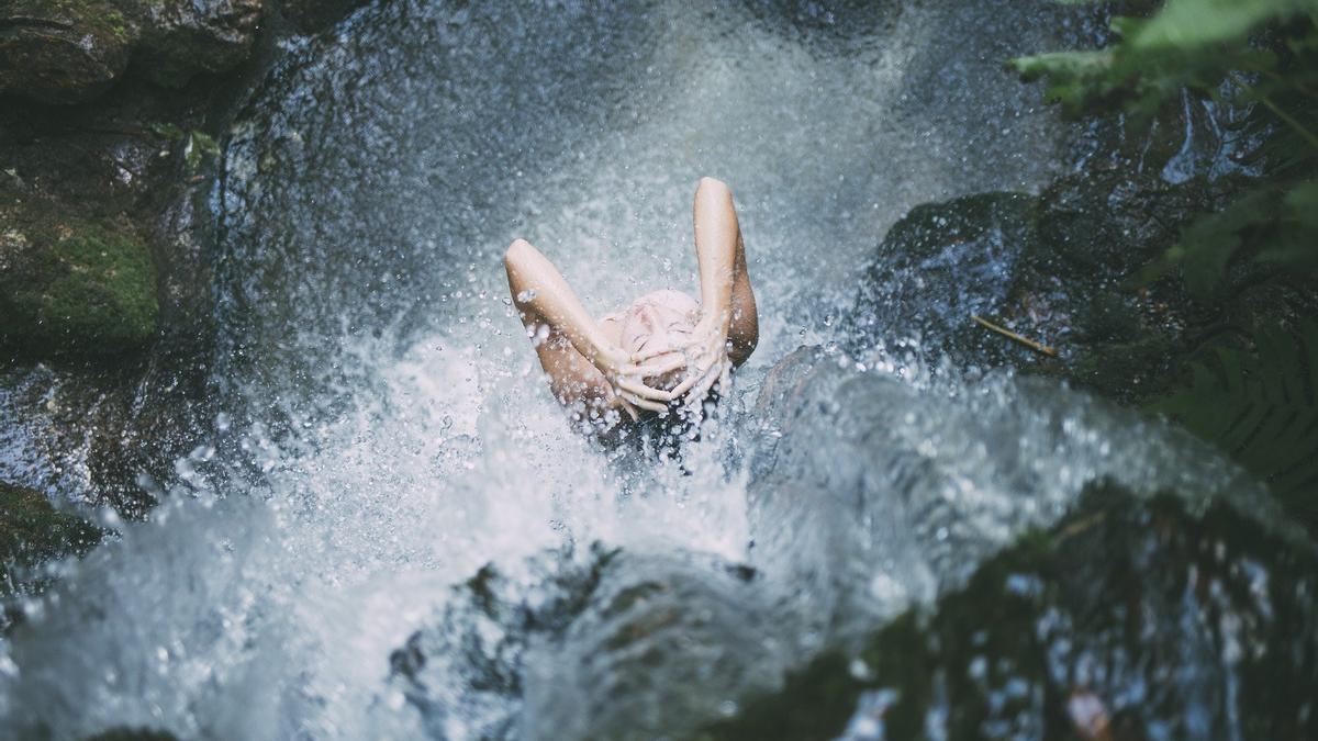 Entre los beneficios de las duchas de agua fría está el de combatir la celulitis.