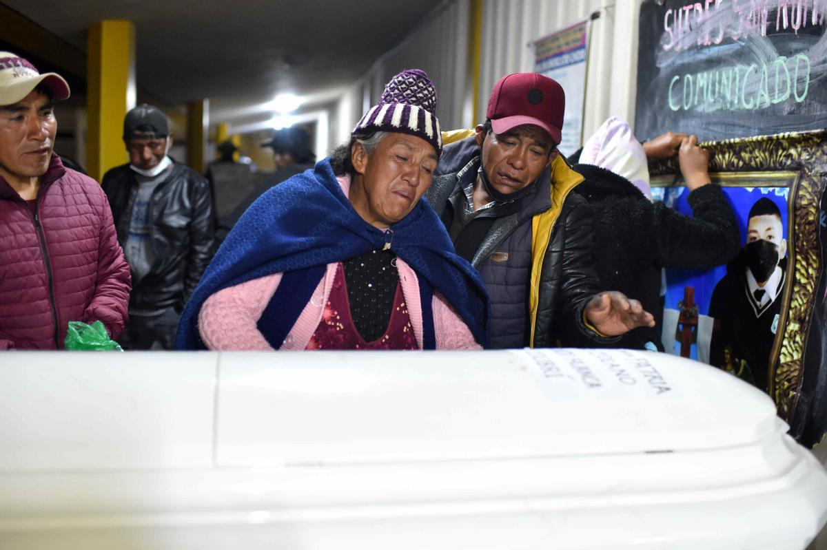 Familiares de los fallecidos en las protestas antigubernamentales reciben los restos en la morgue del Hospital Carlos Monje Medrano, en Juliaca (Perú).