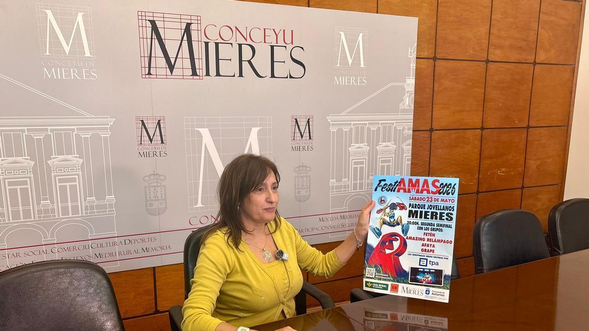 Nuria Ordóñez, concejala de Cultura de Mieres, con el cartel de la segunda semifinal de Festiamas