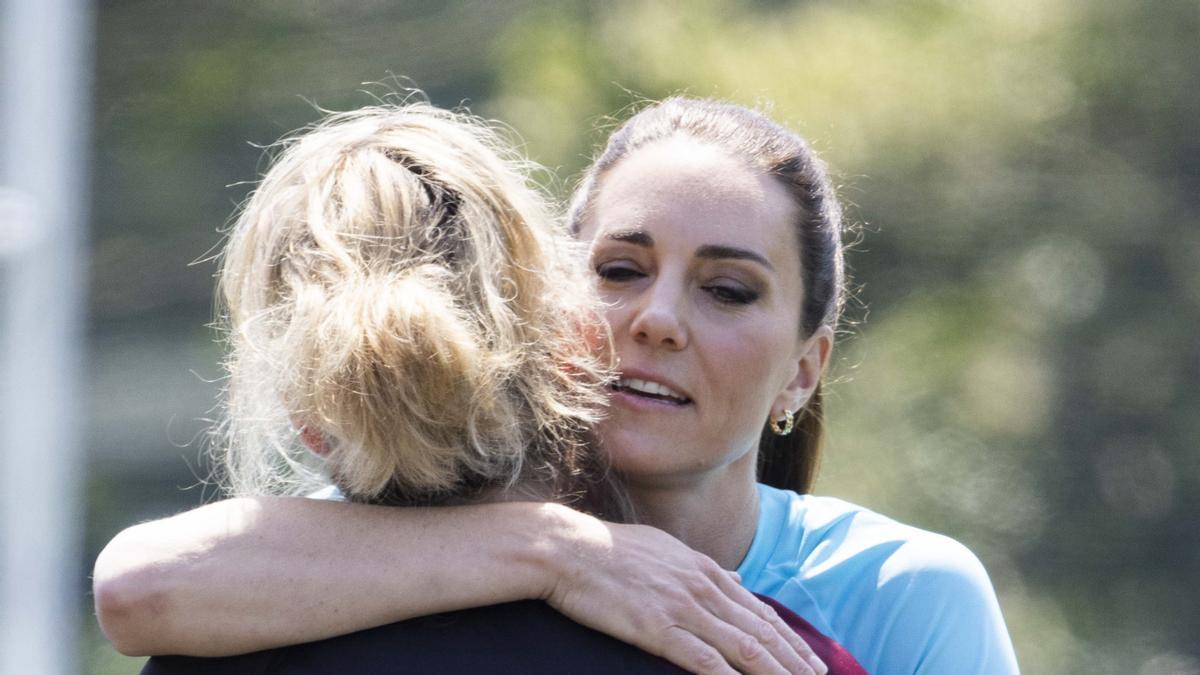 El abrazo de Kate Middleton a Sarah Renton durante su visita a un club de rugby en Maidenhead