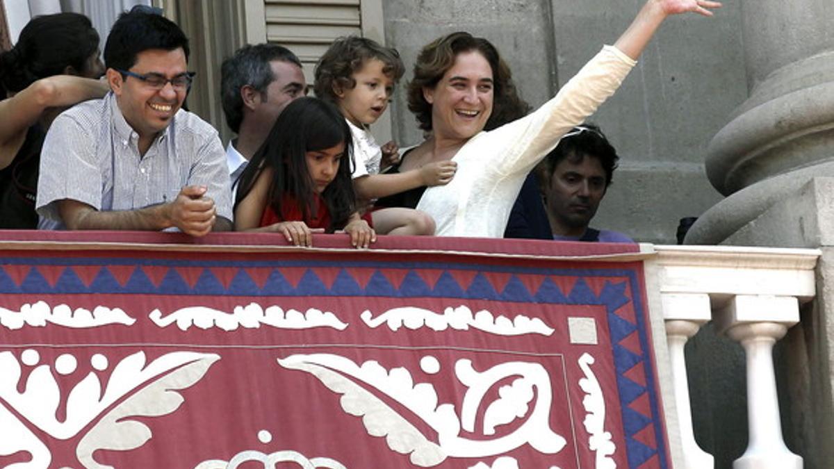 Ada Colau, en el balcón del Ayuntamiento de Barcelona.