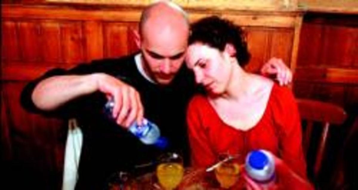 Una parella prepara unes copes d’absenta al bar Marsella de Barcelona.