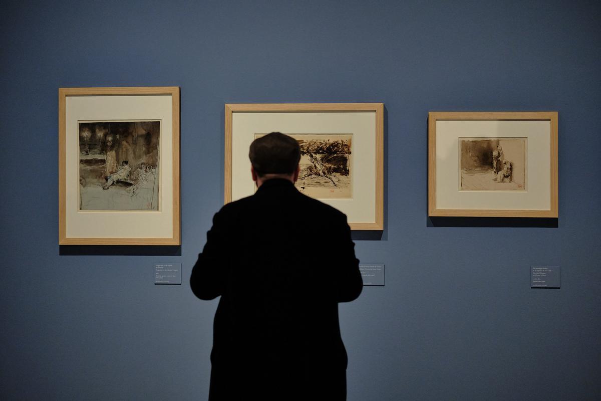 Un visitante contempla algunos de los dibujos que expone la pinacoteca malagueña.