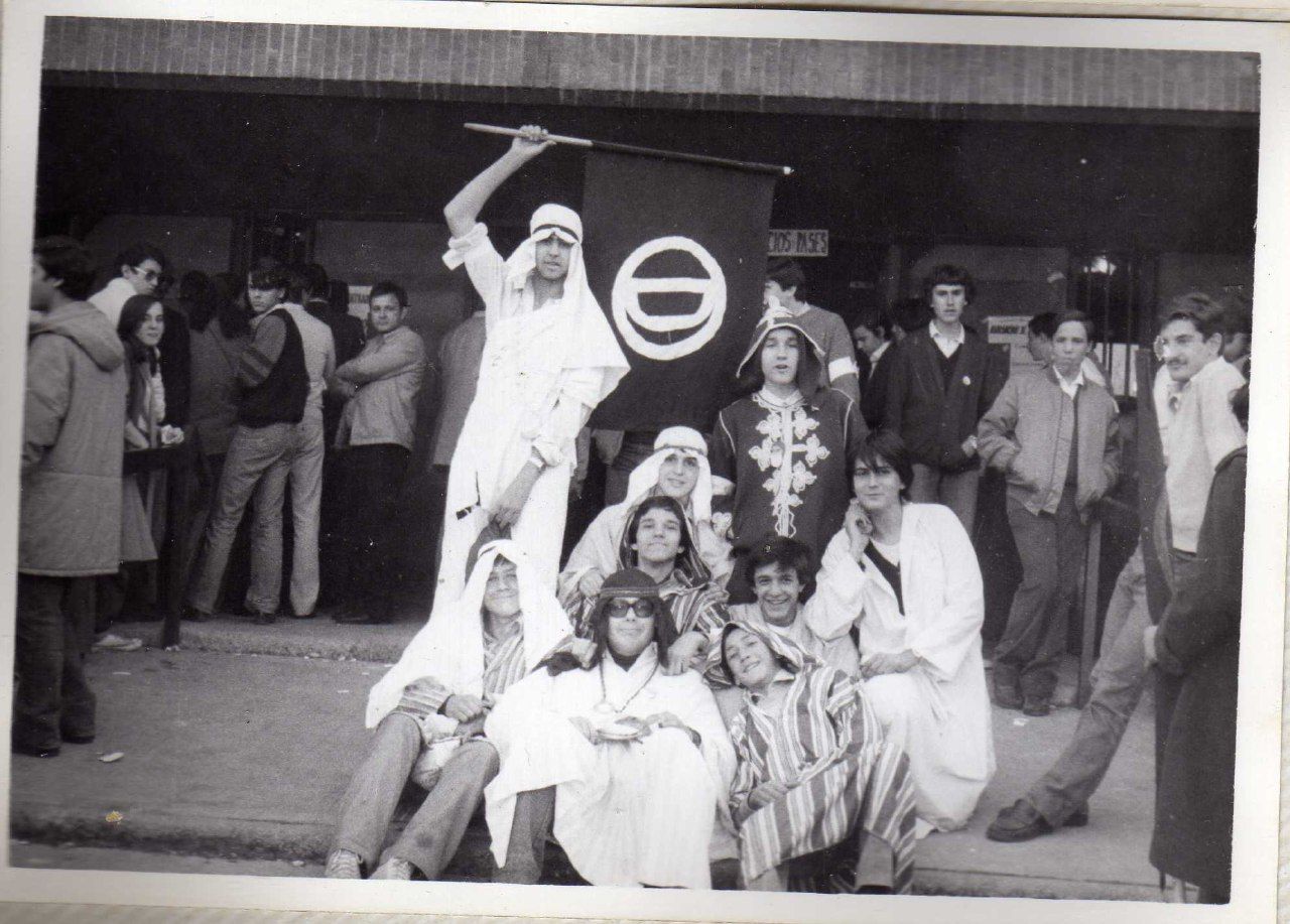 Miembros de la Demencia, la afición del Estudiantes, en los años 80.