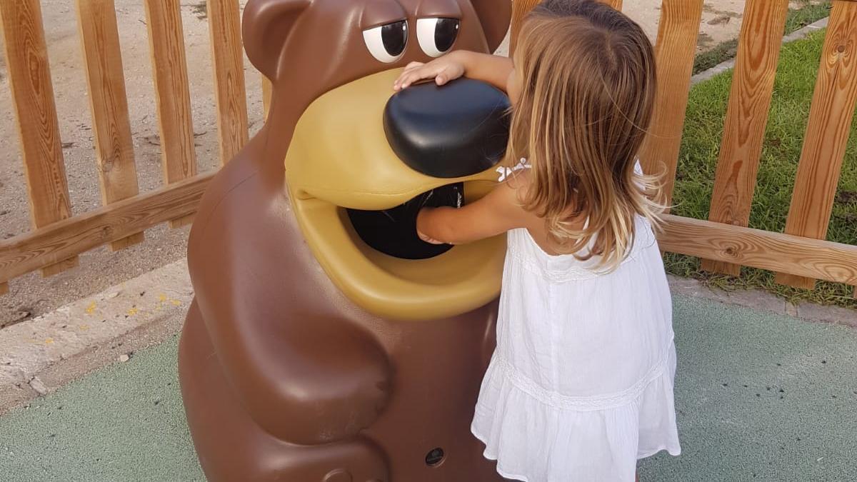 Una niña juega en un parque infantil