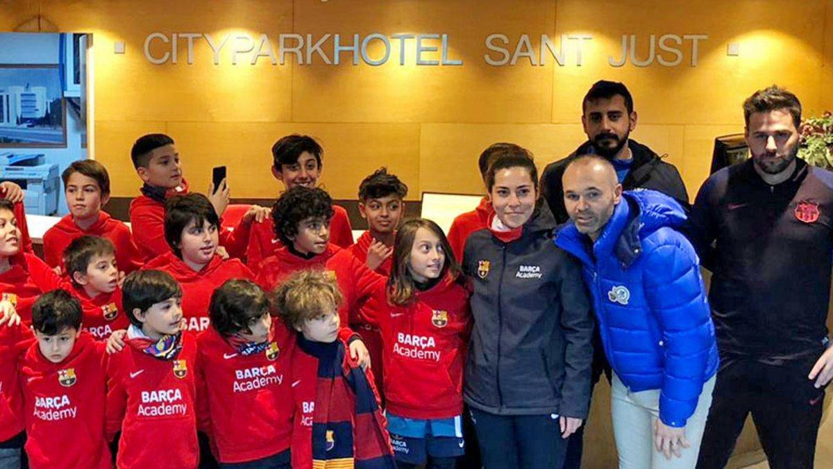 Iniesta le da una sorpresa al Barça Academy de Estambul