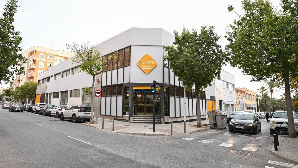 Las instalaciones de J. Orts disponen de una zona amplia de atención al público y un almacén capaz de mostrar de forma clara el stock disponible.