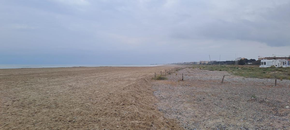 Imagen de la playa de Almardà tras el reciente trasvase de arena.