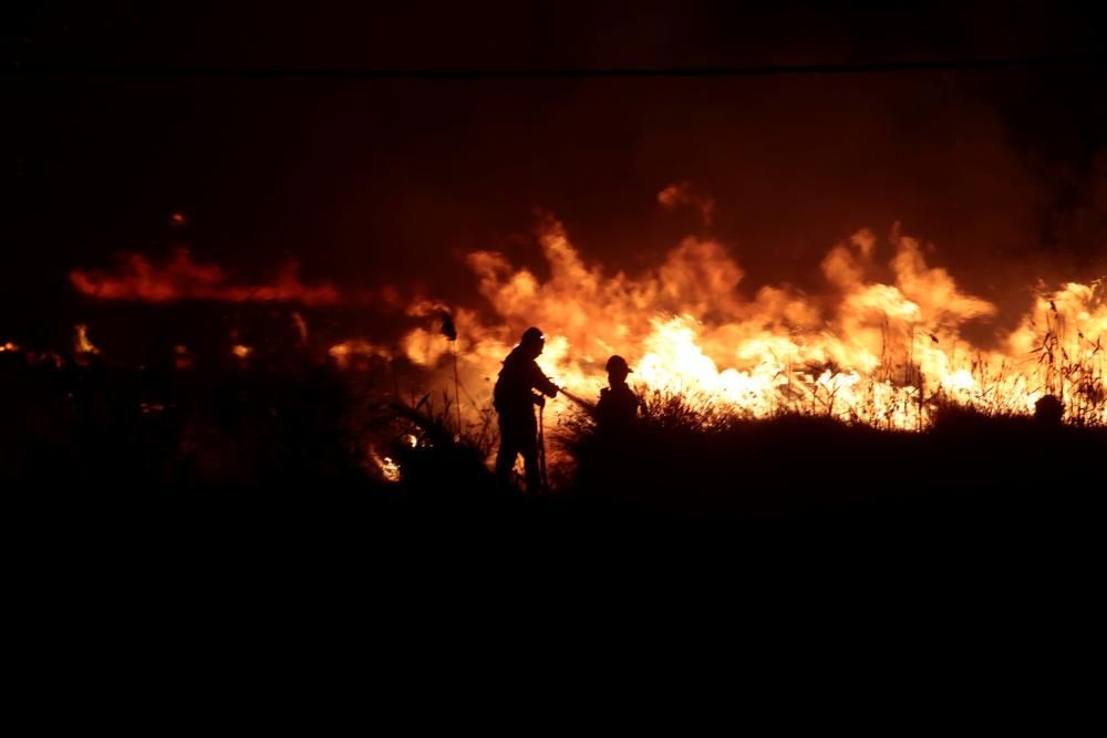 Desalojan a centenares de personas en Xàbia por un incendio que avanza sin control