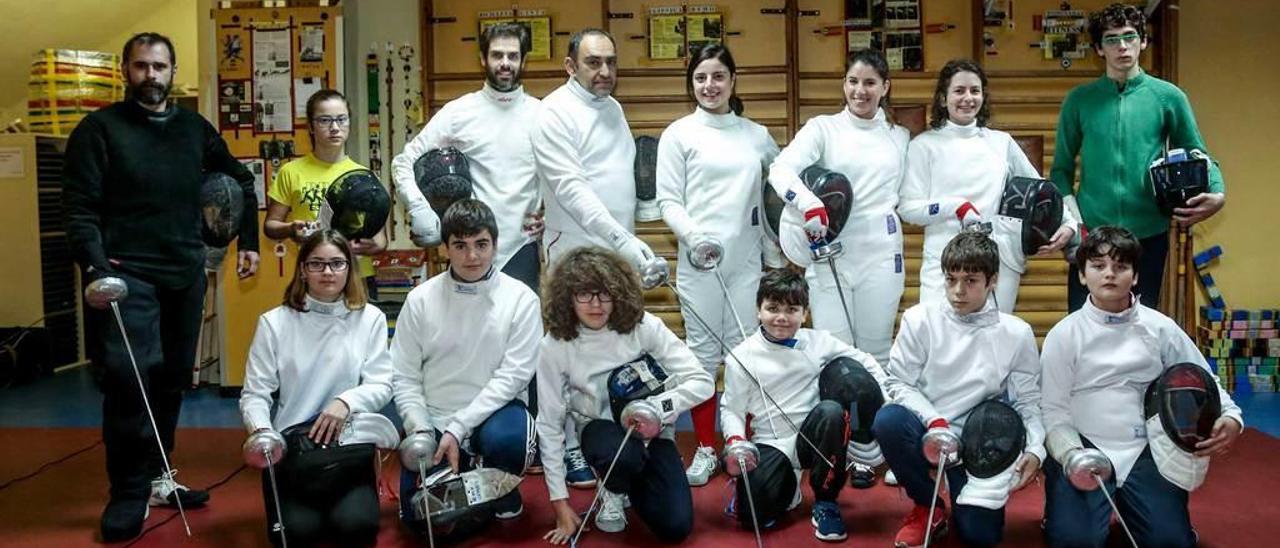 Tiradores de la Sala de Armas de Oviedo, antes de un entrenamiento en las instalaciones del Cristo.