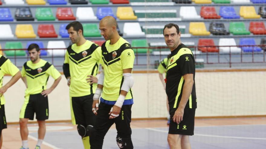 Carlos Sánchez dando instrucciones a sus jugadores en el entrenamiento de esta tarde