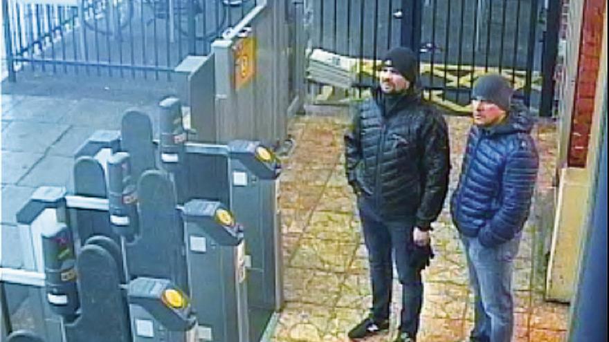 Borishov y Petrov, en la estación de tren de Salisbury la víspera de la agresión a Skripal. // Efe