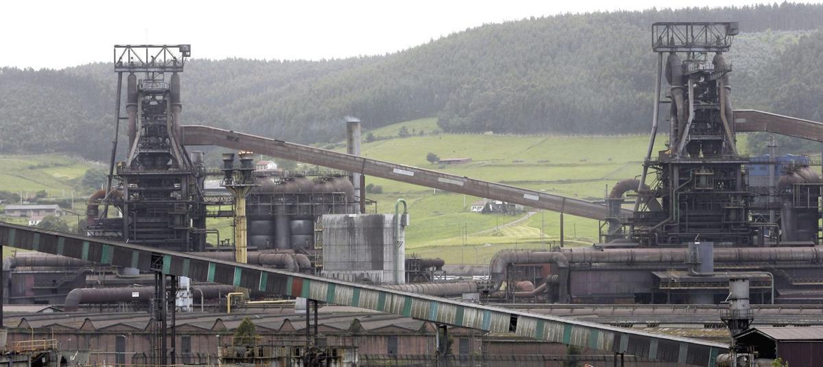 Los altos hornos de la fábrica de ArcelorMittal en Veriña (Gijón). | JUAN PLAZA