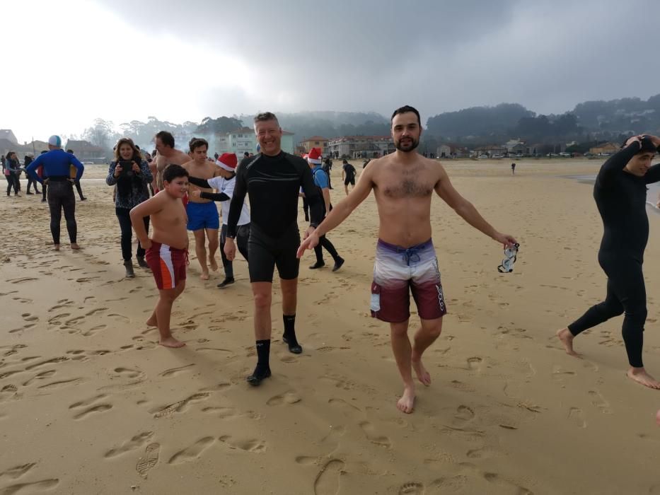 Unas 70 personas se lanzan al mar en Vilariño para reclamar inversiones para la aldea