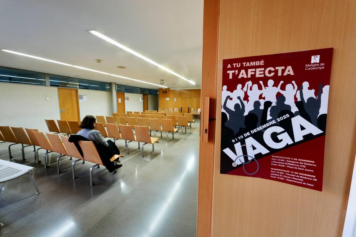 Médicos de la sanidad pública catalana participan en la manifestación convocada por el sindicato Metges de Catalunya, durante la primera jornada de huelga estatal para reclamar un estatuto profesional propio.
Barcelona, 9 de diciembre de 2025.