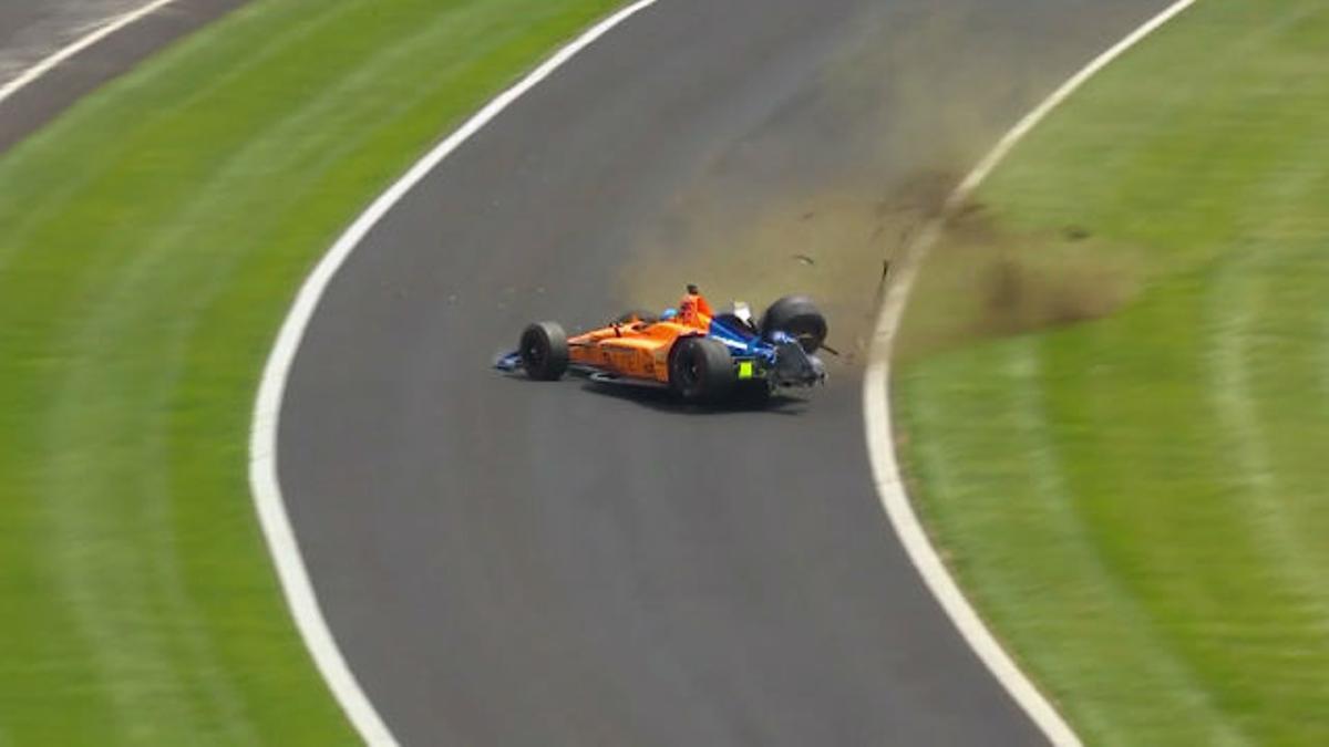 Espectacular accidente de Alonso en los libres de Indianápolis