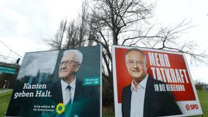 Carteles electorales del primer ministro de Baden-Württemberg, Winfried Kretschmann, y el candidato del SPD, Andreas Stoch, en Stuttgart.