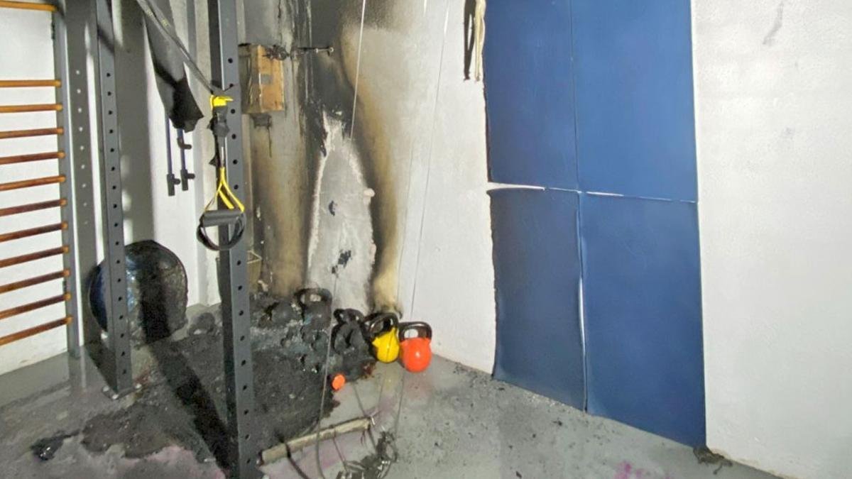 Una de les màquines que es va cremar en l'incendi del centre esportiu El Tossalet de Berga