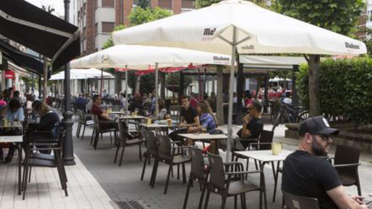 Terraza hostelera en El Entrego.