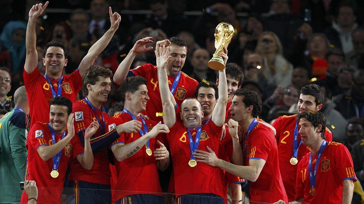 Andrés Iniesta levanta el trofeo del Mundial, rodeado del resto de los jugadores de la selección española, el 11 de julio del 2010 en Johannesburgo