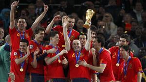 Andrés Iniesta levanta el trofeo del Mundial, rodeado del resto de los jugadores de la selección española, el 11 de julio del 2010 en Johannesburgo.