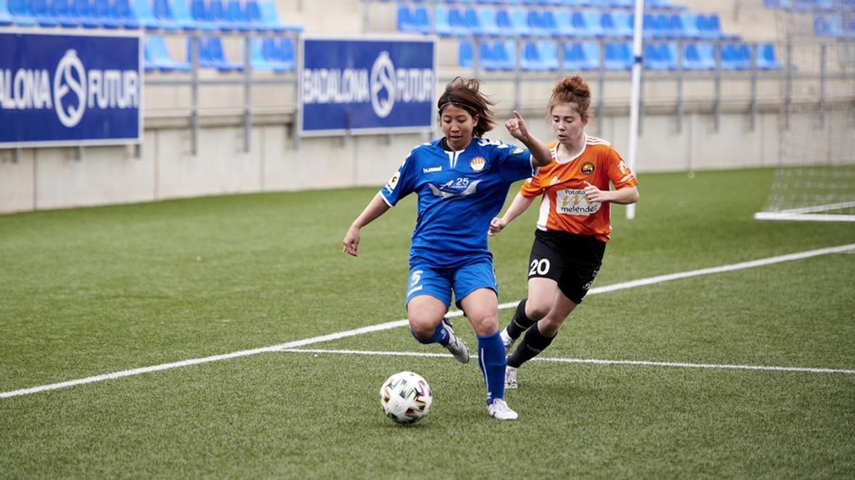 Midori Yoshimura, con el balón.