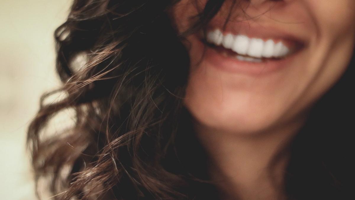 Sonreír mejora la calidad del sueño y reduce el dolor.