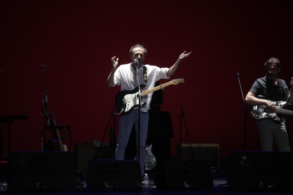 Miquel Serra brinda un gran directo entre amigos en el Teatre Principal