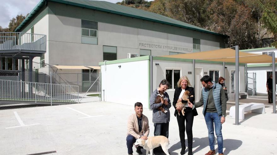 La alcaldesa, Ángeles Muñoz, el lunes, en las instalaciones de la protectora.