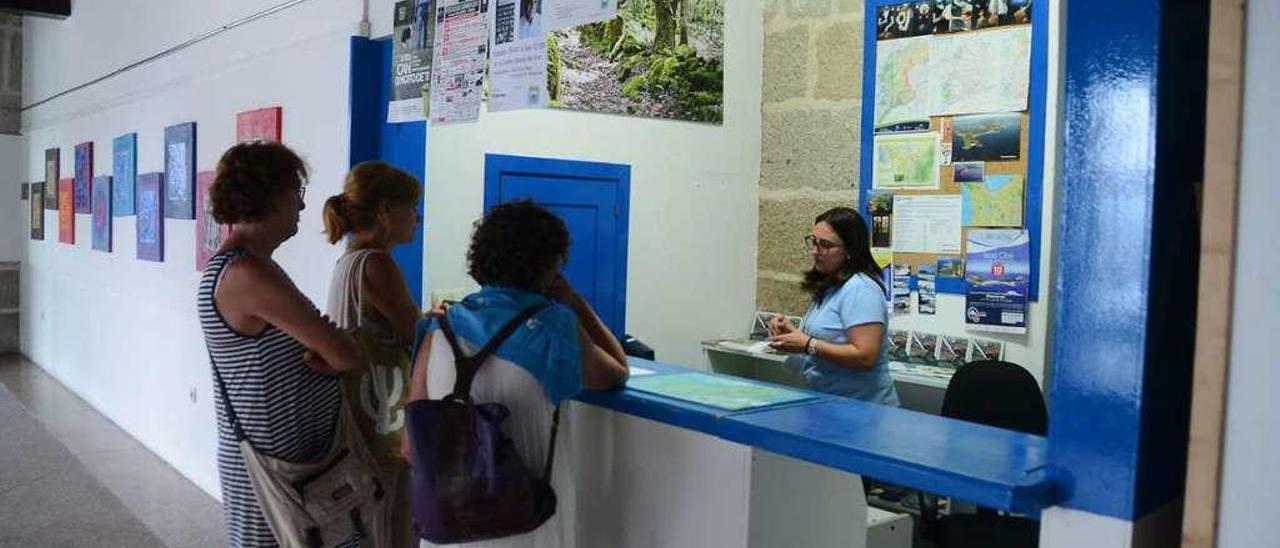 La oficina de información turística de Bueu, en la sala Amalia Domínguez Búa. // G.Núñez