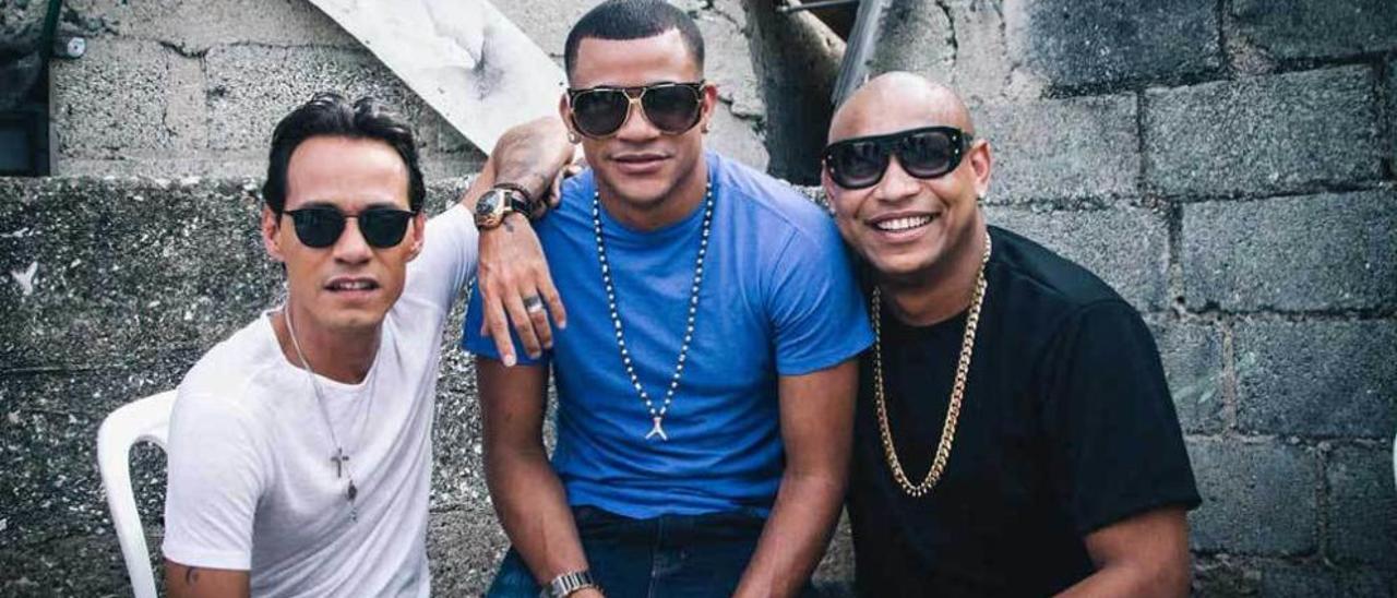 Marc Anthony, a la izquierda, junto a &quot;Gente de Zona&quot;.