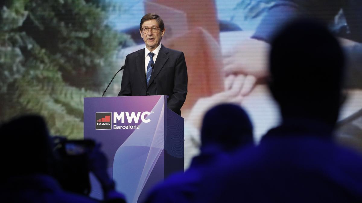 BARCELONA, 02/03/2022.- El presidente de CaixaBank, José Ignacio Goirigolzarri, durante su intervención este miércoles en el Congreso Mundial de Móviles (MWC), en la que ha reclamado avanzar hacia &quot;una regulación que sea consistente para todas aquellas entidades que realicen la misma actividad, independientemente del sector&quot;. EFE/Alejandro García