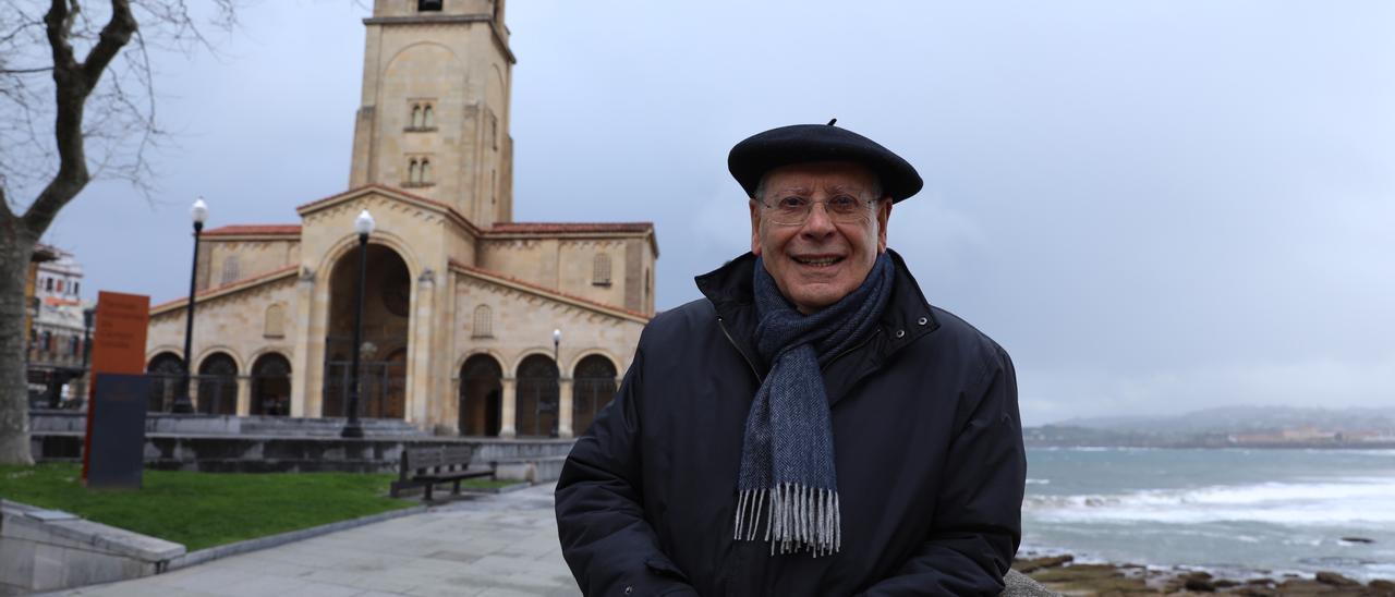 Javier Gómez Cuesta, en el Muro, con San Pedro al fondo.