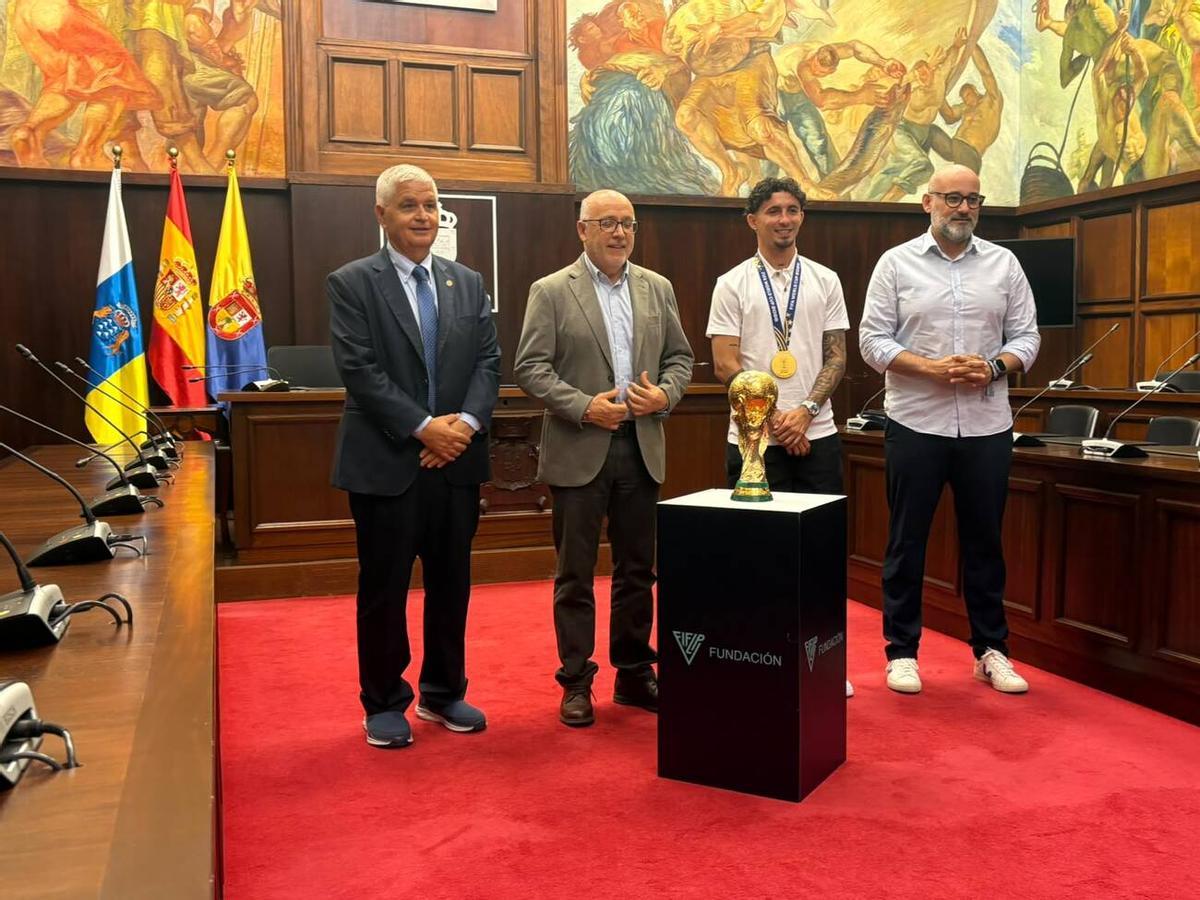 Recibimiento a Yeremy Pino en el Cabildo de Gran Canaria tras conquista la Copa de Mundo de Fútbol 2026
