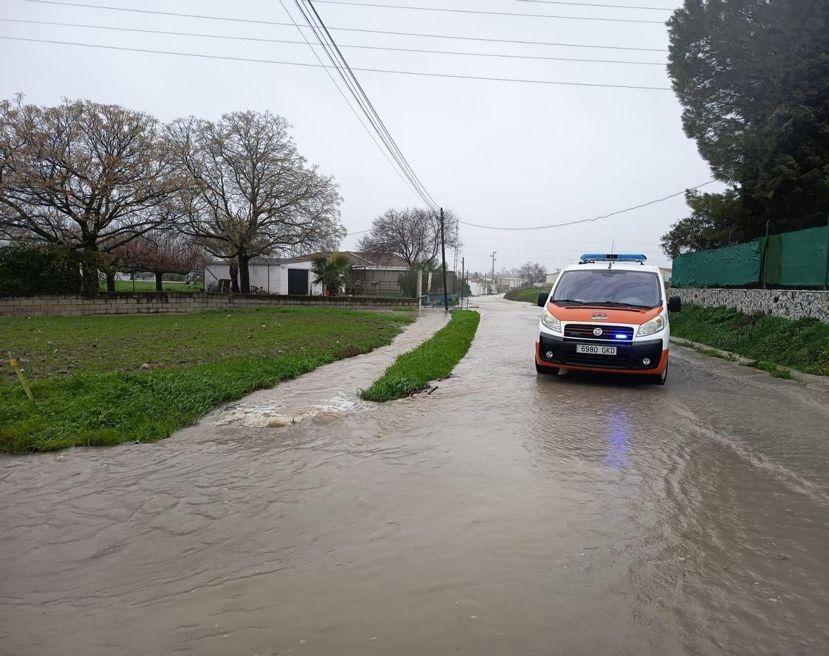 Camino de La Torca, en Lucena, cortado al tráfico por la acumulación de agua.