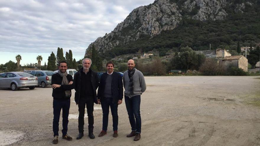 Las autoridades municipales, en el solar adquirido por el Ayuntamiento.