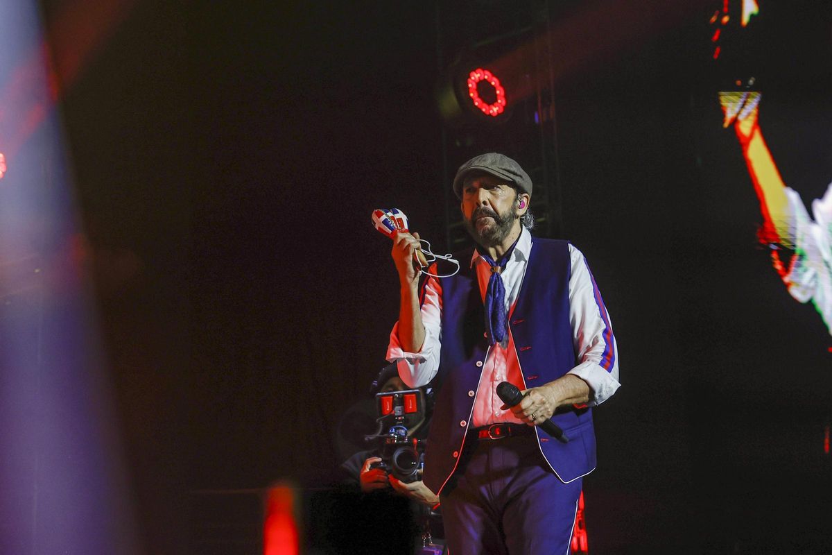 Juan Luis Guerra arrancó el concierto del Movistar Arena con 'Rosalía'.