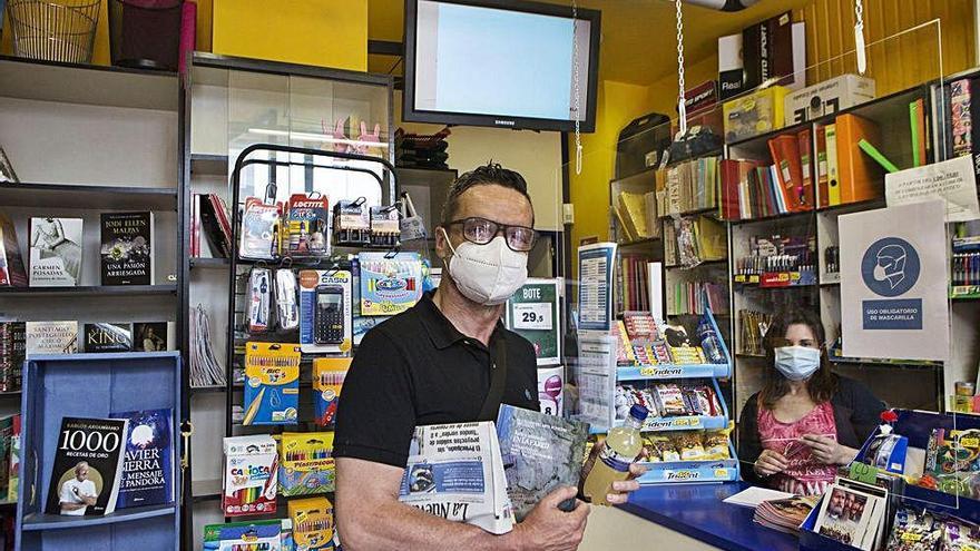 1- Javier Calzadilla, con el periódico y el primer número de la colección, en el kiosco de la ovetense Belén Iglesias. 2- Avelino Faes, con el libro, en Avilés. 3- José López ojea el volumen ante Jonathan Castillo, en Sama. 4- Bruno Plasencia recibe el periódico y el libro de Ignacio González, en Gijón. 5- María García lee el libro en Pola de Siero.