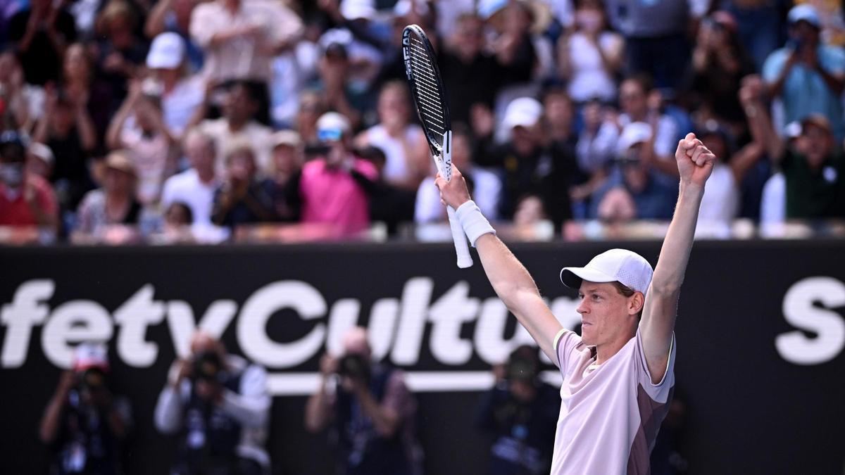 Sinner celebra su pase a la final tras vencer a Djokovic en las semifinales del Open de Australia.