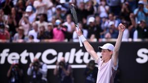 Sinner celebra su pase a la final tras vencer a Djokovic en las semifinales del Open de Australia.