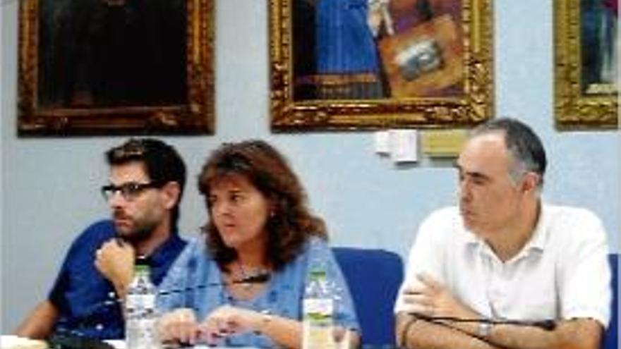 Al mig, Anna Barnadas demana pel Centre d&#039;Informació dels Volcans.