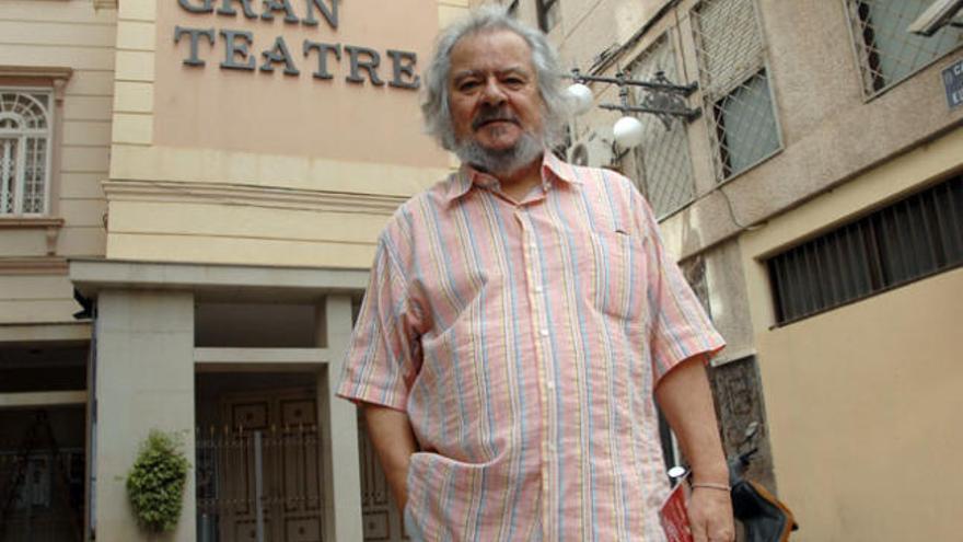 Antonio González Beltrán, ante el Gran Teatre de Elche