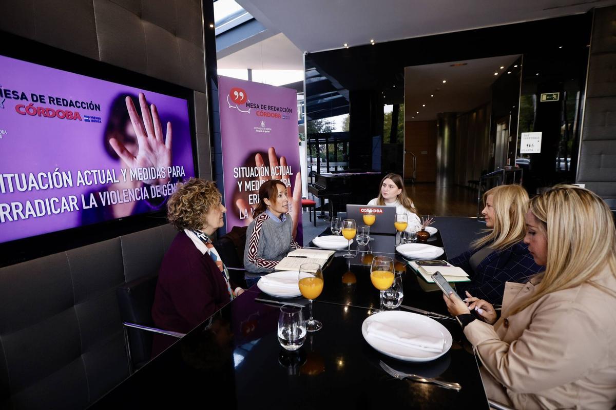MESA DE REDACCIÓN DIARIO CÓRDOBA DEL 25N. SITUACIÓN ACTUAL Y MEDIDAS PARA ERRADICAR LA VIOLENCIA DE GÉNERO Rosario Alarcón, directora Instituto Andaluz de la Mujer Córdoba. Auxiliadora Fernández, directora en Fundación Emet Arco Iris. Marian Aguilar, tercera Tte. alcalde y delegada de Igualdad y Deportes. Eileen Calles Álvarez, directora del área de mujer e igualdad de APERFOSA